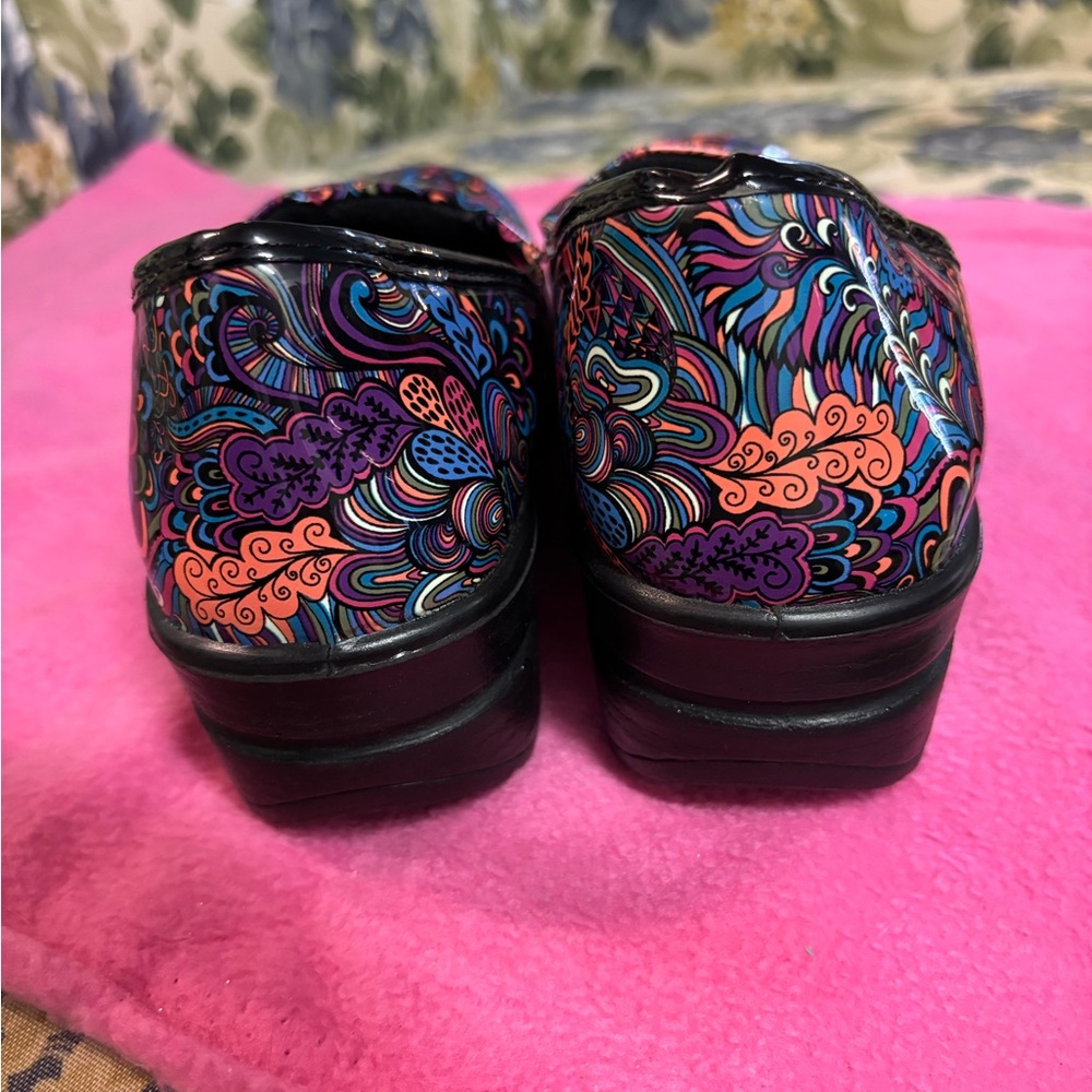 Easy Street Women's Vibrant Patterned Clogs - Picture 4 of 5